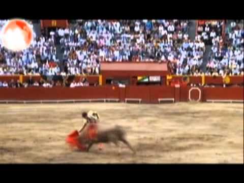 Enrique Ponce por la puerta grande en Lima durante la Feria del Señor de los Milagros