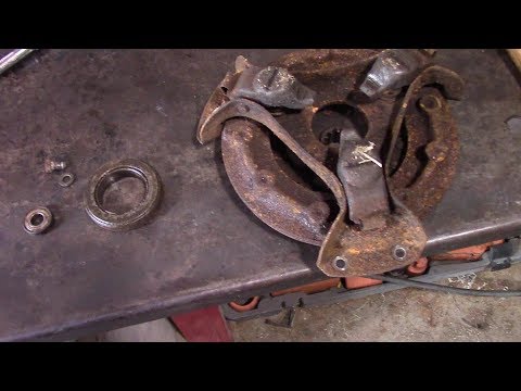 We replace a frozen clutch on a 1994 Ford/New Holland model 1715 tractor