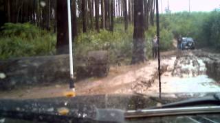 preview picture of video 'GQ PATROL, FUN IN BOG HOLE, TOOLANGI'