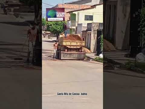 #olha Barro sendo colocado nas ruas na cidade de Santa Rita de Cassia -bahia Bahia .