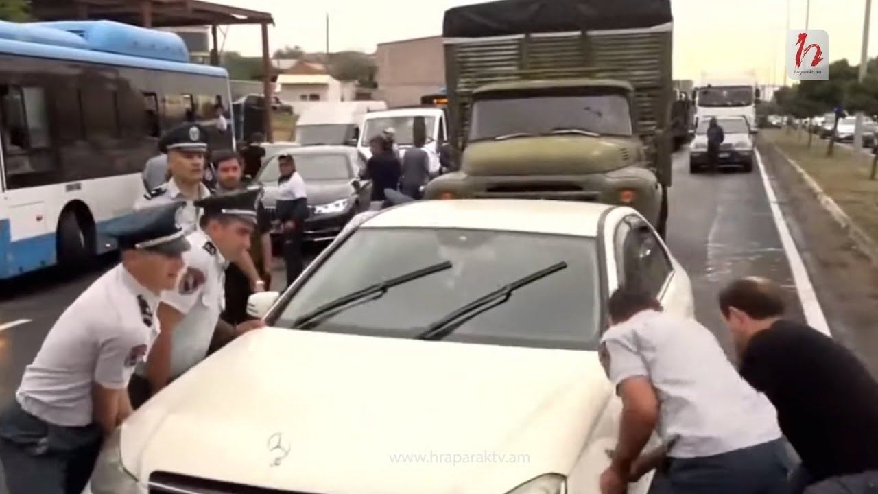 Ոստիկանները ուժի կիրառմամբ բացեցին ճանապարհը