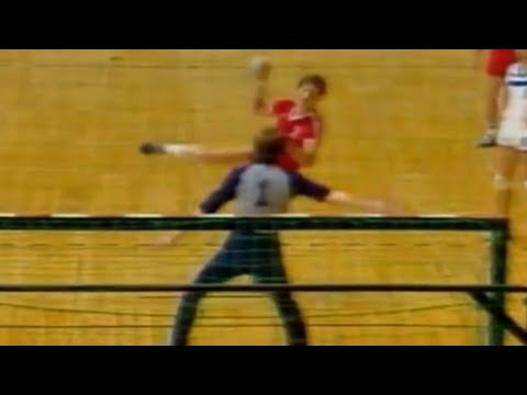 Vassilij Waran tumba a Andreas Thiel. CE 1982/83. Gummersbach - CSKA Moscú. Final-Vta Dortmund (RFA)