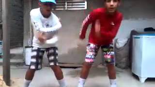Irmãos Gêmeos Dançando Passinho do Romano em Dupla ( Oficial )