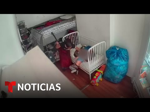 Buscan a niñera que fue grabada maltratando a correazos a dos niños que cuidaba | Noticias Telemundo