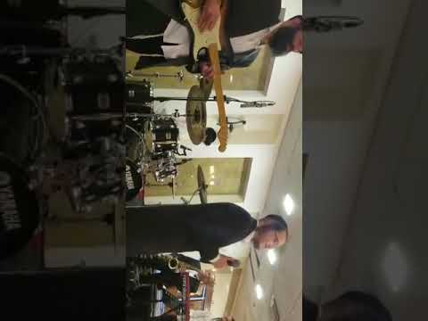 שוכי גולדשטיין עם התזמורת של נחמן כהן. בחתונה בנוף עילית