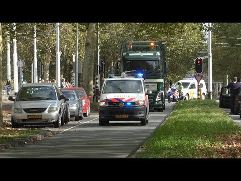 Politie begeleid een vrachtwagen met Stamcellen naar Sanquin locatie in Amsterdam