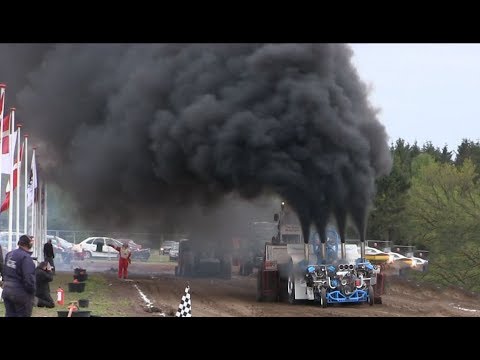 The Most Smoking Tractor Puller in The World | SLÆDEHUNDEN | Danish Tractor Pulling
