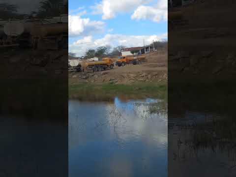 Uma ruma de Carro Pipa no açude Tamanduá em Nova Palmeira PB