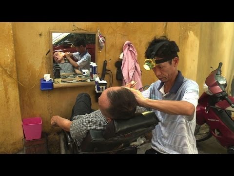 Straßenbarbiere in Hanoi: Einmal Ohren säubern, bitte!