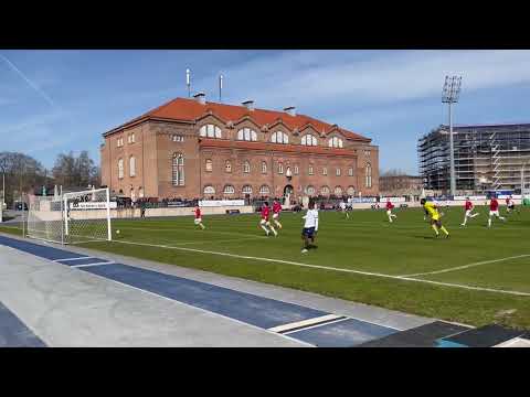 B.93 TV: Emmanuel Ogude dribler uden om HIK keeperen i 2. halvleg, men afslutningen går udenom buret