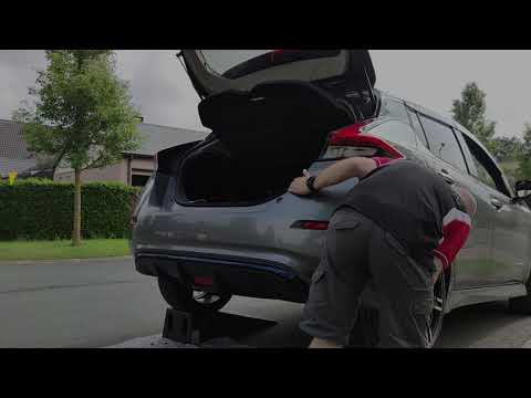 Changing the Leaf Rear Bumper and Side Skirts, with the Nismo version.
