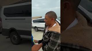 סוכני ICE מעלים עשרות חייזרים למטוס עם כרטיסי טיסה בכיוון אחד מארצות הברית.