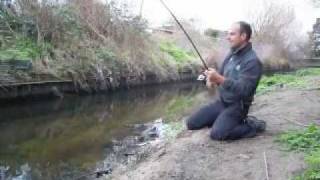 preview picture of video 'Barbel fishing on the river Wandle.'