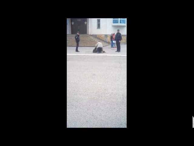 В соцсетях появилось видео, на котором инвалид, которого привезли полицейские, ползет в отделение
