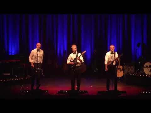 DE NATTERGALE: Man har da heller ik' andet end bøvl ud af det centralvarme (live 2015)