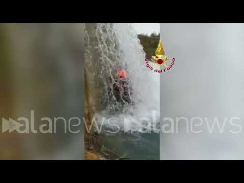 Pistoia, il cane è bloccato nel fiume: il salvataggio dei Vigili del fuoco