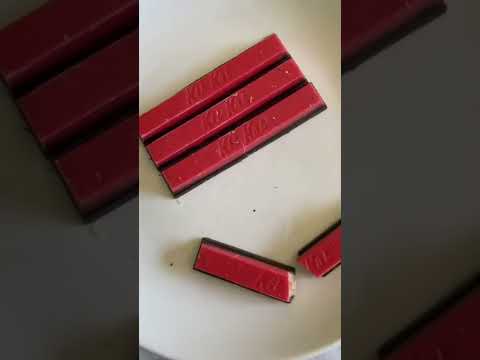 Kit Kat Duos Strawberry Dark Chocolate Review #chocolate#review#kitkat