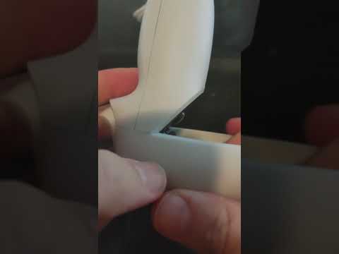 how to change the battery on an oculus quest 2 controller