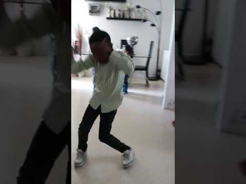 Iyad danse a l'anniversaire