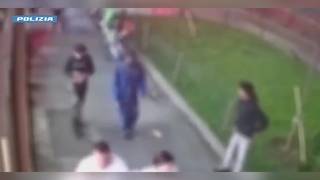 Milano, strappano la collana d'oro a una coppia di turisti in via Torino: la polizia in borghese ...