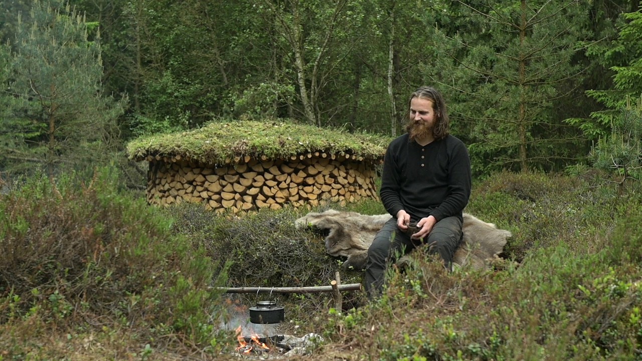 Making round firewood stack - holz hausen