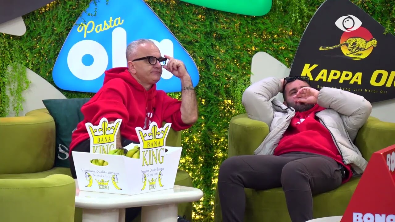 Stenaldo përqafon Baby G, Mal i vështron