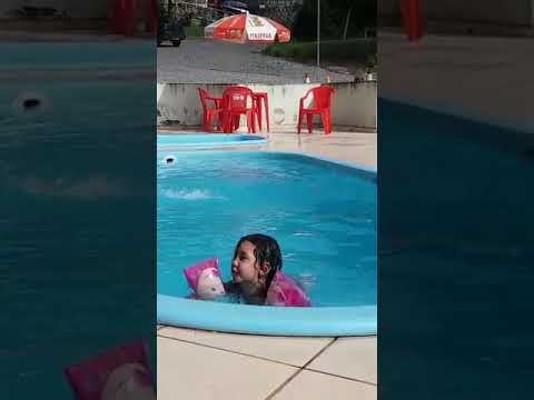 Dona Brunninha curtindo na piscina