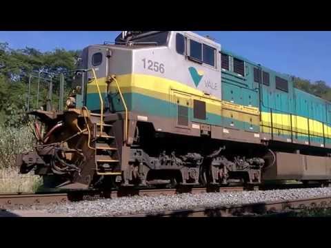 Trem de ferro carregado de minério arrancando partindo para Vitória ES. Acabando sobe outro.