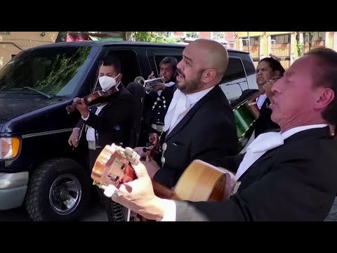 墨西哥城的瑪麗亞奇樂隊為情侶們唱起了小夜曲。 (Mariachi bands serenade couples in Mexico City)