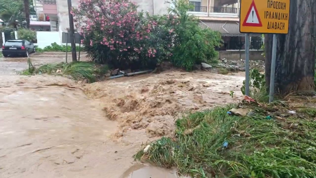 Schlechtes Wetter traf Griechenland hart: Autos wurden weggeblasen, Strände wurden überschwemmt