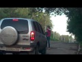 ¿Esta muchacha intenta ser atropellada? pero da con el conductor equivocado 