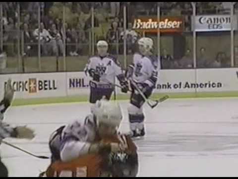 Trent Yawney vs Ian Laperriere