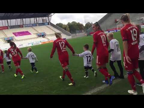 G1 als Einlaufkinder der FC Bayern Damen