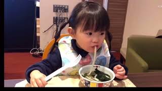 長すぎるうどんを食べながら小指でリズムをとるののかちゃん