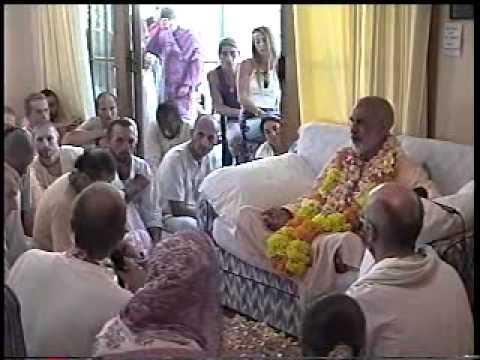 Srila Gurudeva arrives in Murwillumbah Dec 28 1998