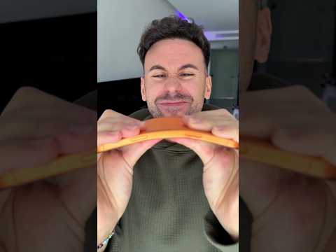 doblando un iPhone 17 Pro Max 😤