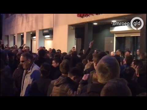 VIDEO: 'Schaam je kapot!' Woedende NEC-supporters zorgen voor onrust bij stadion