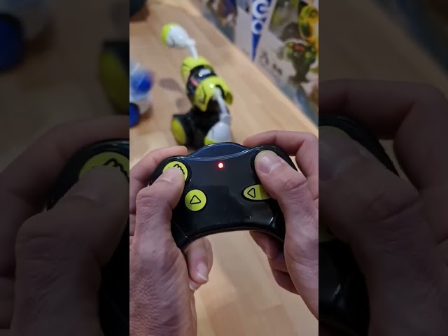 Vídeo relacionado con YCOO Pack 2 Robot Kombat Teledirigido 14 cm - Avanza y Golpea a su Oponente - Juguete para Niño con Efectos Sonoros y Luminosos