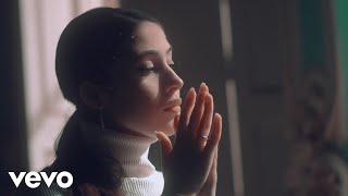 VIVAMOS EL MOMENTO Lyrics English Translation