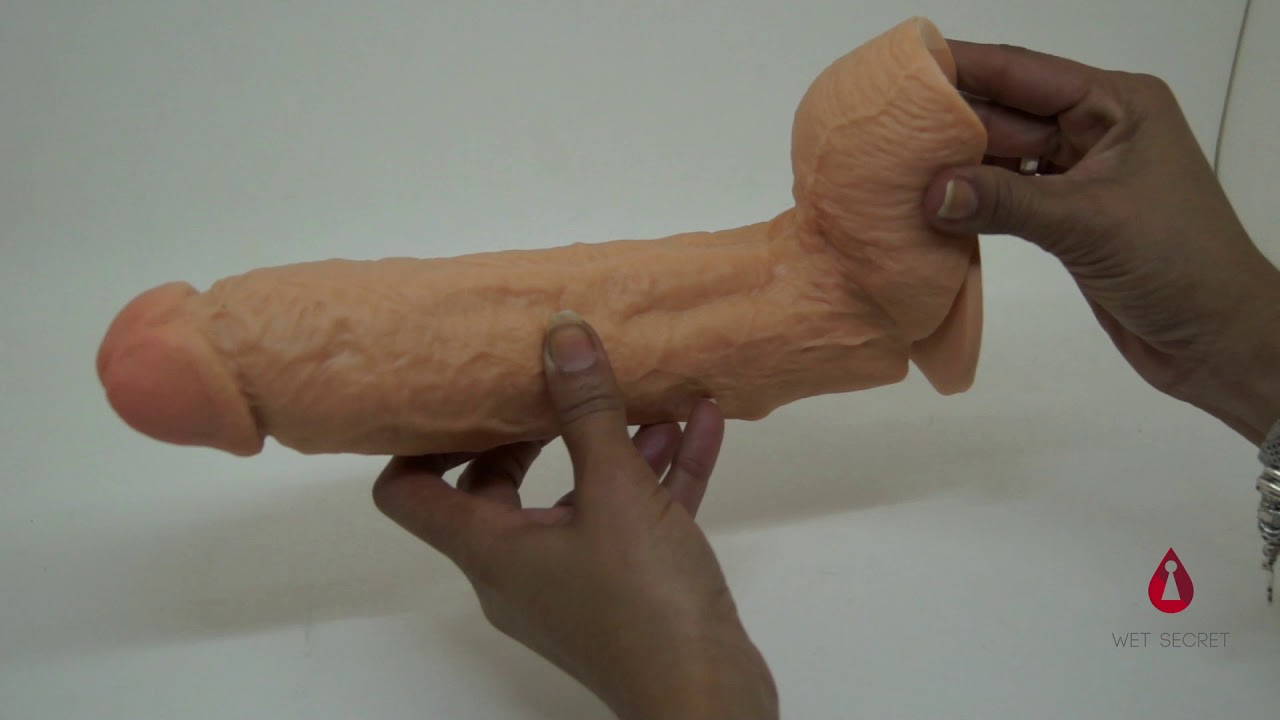 PÊNIS DE BORRACHA 25 X 6CM COM ESCROTO E VENTOSA E VEIAS SALIENTES