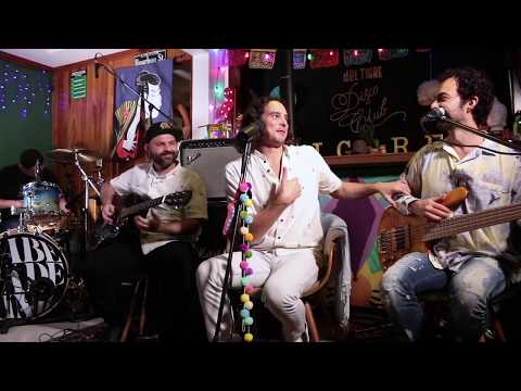 Cabeza de Vinil - Montaña de Agua ( En vivo desde TigerKiss Design Lab)