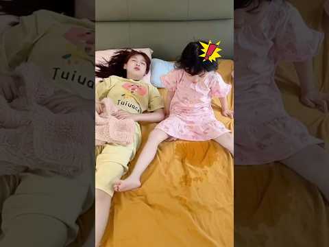妹妹尿床姐姐居然这么做|The younger sister wets the bed, and the older sister actually does this#shorts #sister