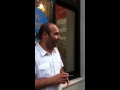 بالفيديو: بائع تركي يستغل موهبته