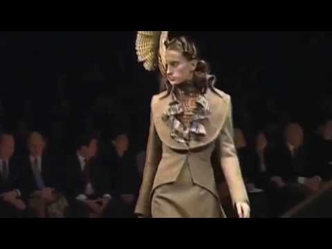 06 07 McQueen Women AW 2006 2007 - The Widows of Culloden