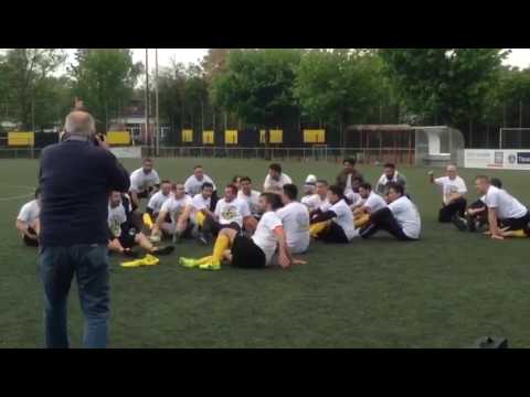 Die Zweite der Sportfreunde Hamborn 07 feiert den Bezirksliga-Aufstieg (7.5.17)