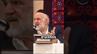 הכהן גדול ששלף אקדח בגלל המצב הבטחוני 😂 #פורים (הרב ברוך רוזנבלום) - התמונה מוצגת ישירות מתוך אתר האינטרנט יוטיוב. זכויות היוצרים בתמונה שייכות ליוצרה. קישור קרדיט למקור התוכן נמצא בתוך דף הסרטון