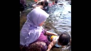 preview picture of video 'Naufal belajar berenang'
