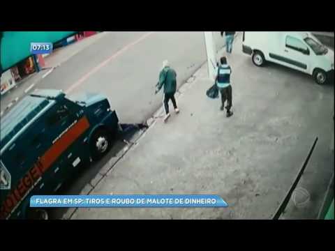 Bandidos roubam malote de carro-forte e atiram em seguranças