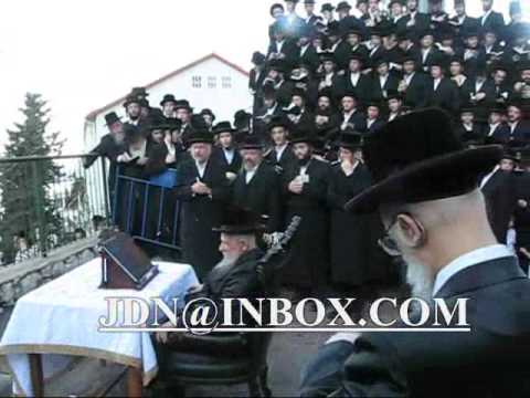 Seret Visnitz Rebbe Doing Tashlich 5770
