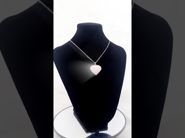 Vídeo relacionado con Hearts & Minds Collar Corazón, Bañado en Oro 18K, Colgante de piedra Amatista o Cuarzo Rosa con un corazón (Cuarzo Rosa)